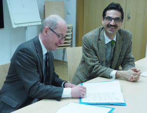 Rektor Faulhammer bei der Unterzeichnung des MoU