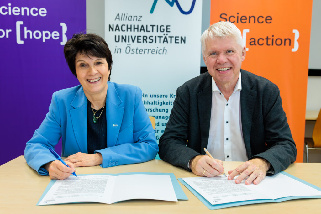Rektorin Schulev-Steindl der BOKU für die Allianz Nachhaltige Universitäten (links) und Rektor Mayer der Medizinische Universität Innsbruck unterzeichnen das Memorandum of Understanding.